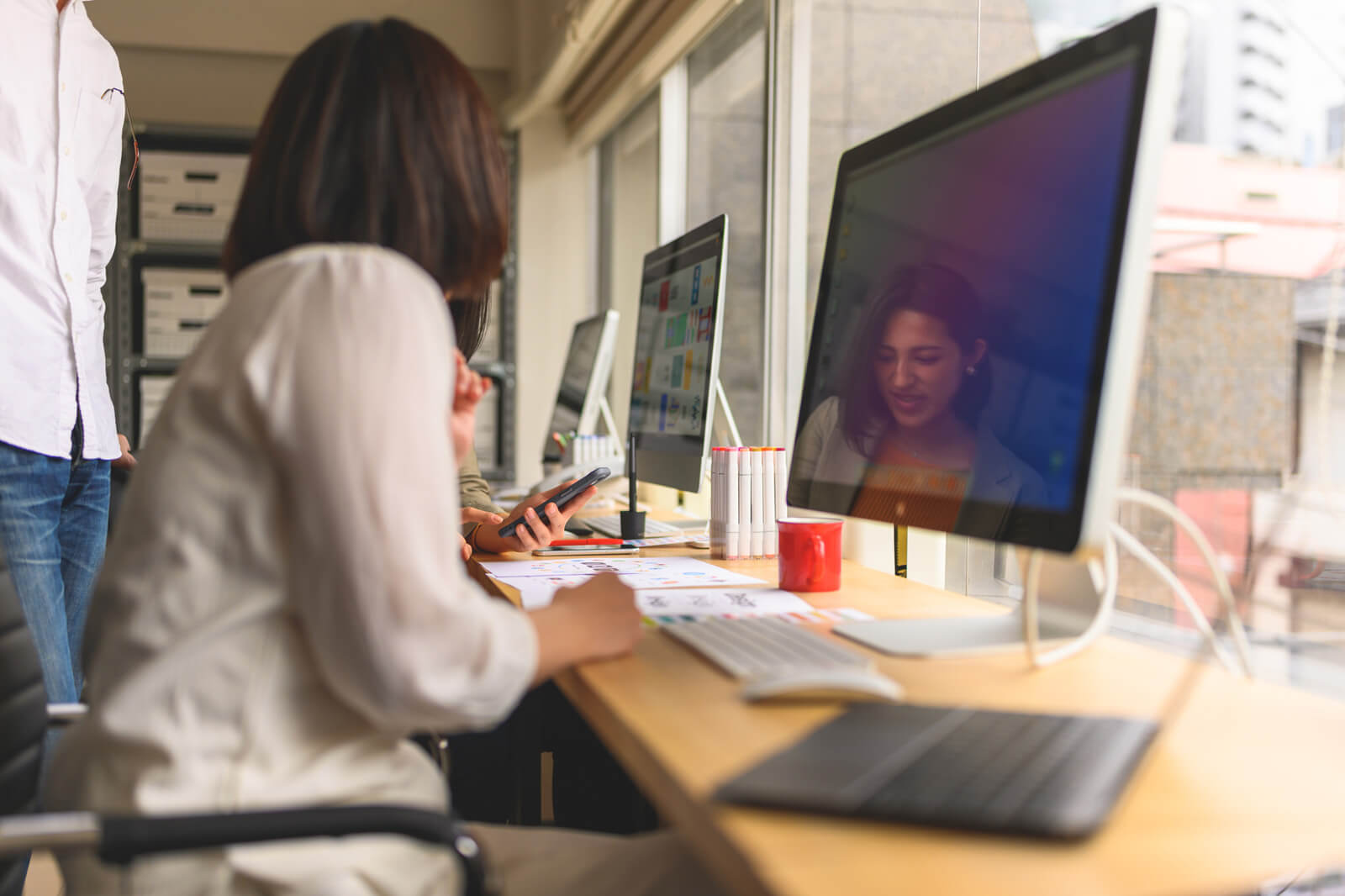 オフィスでPCに向かって作業している女性