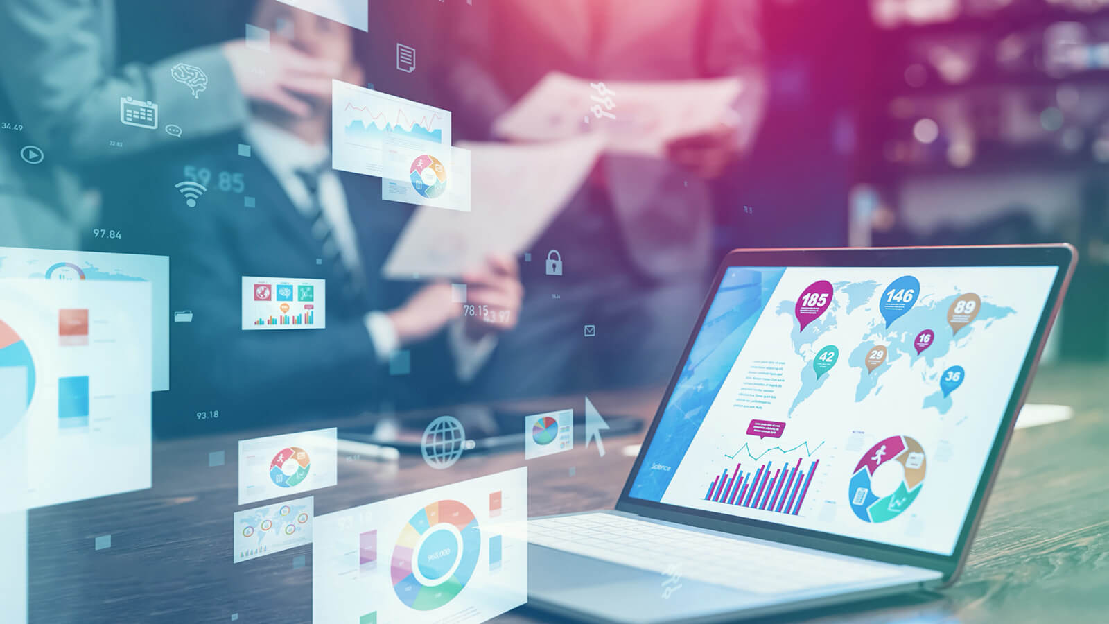 デスク上に置かれたPCに表示された資料