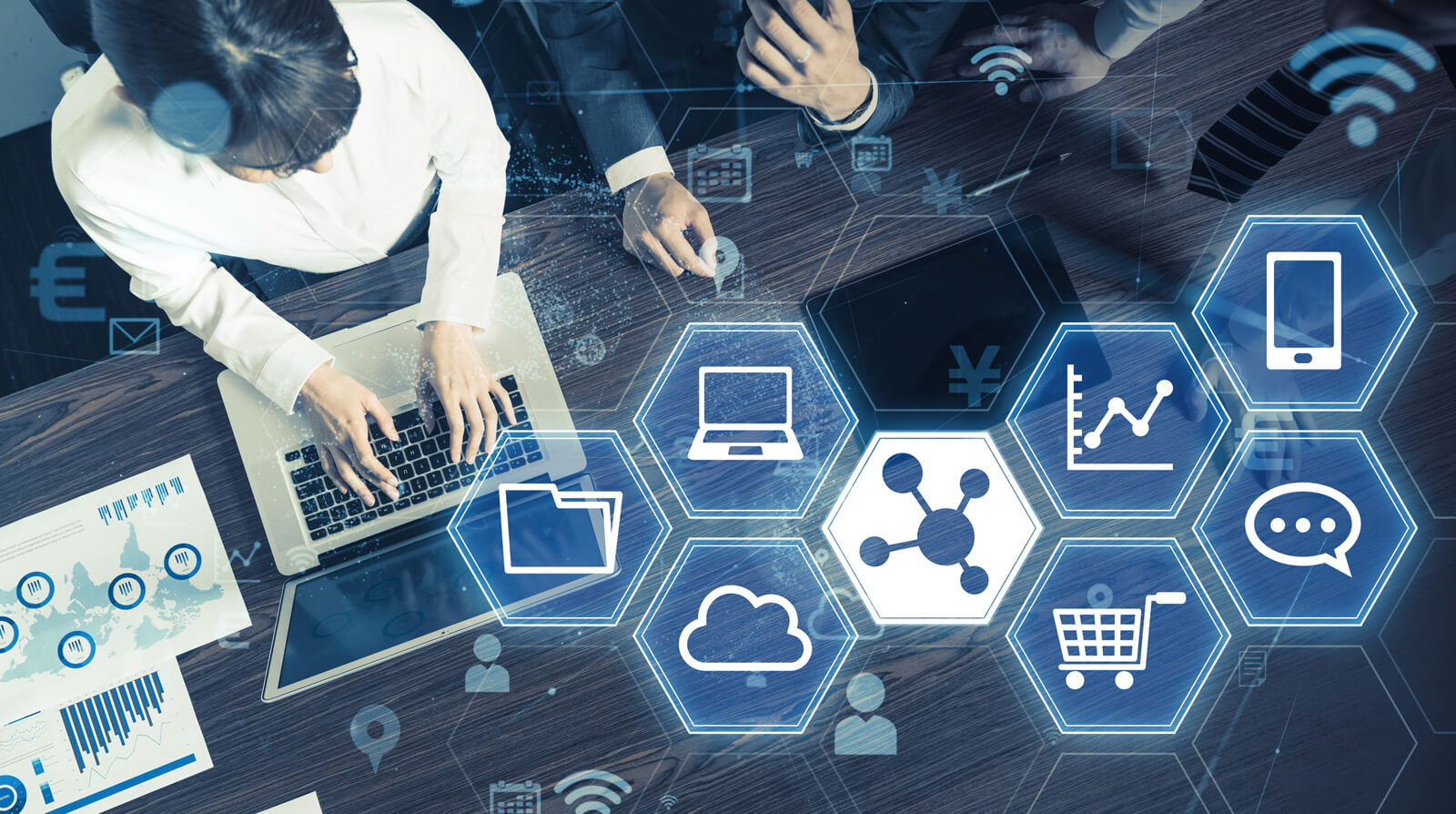 PCを使用して作業する人とさまざまなクラウドサービス