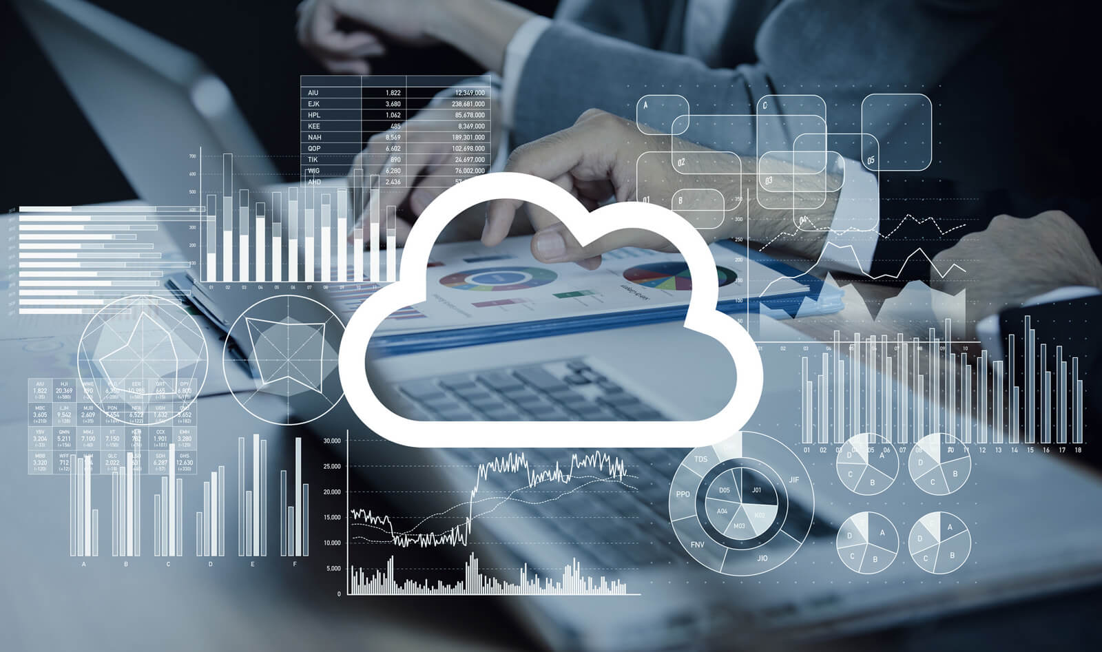 PCに向かっている人とクラウド上に保存されたさまざまな資料・データ