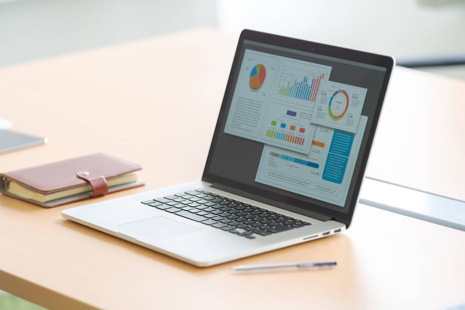 Acrobatの永続版とサブスクリプション版の違いは？メリットや特徴も紹介