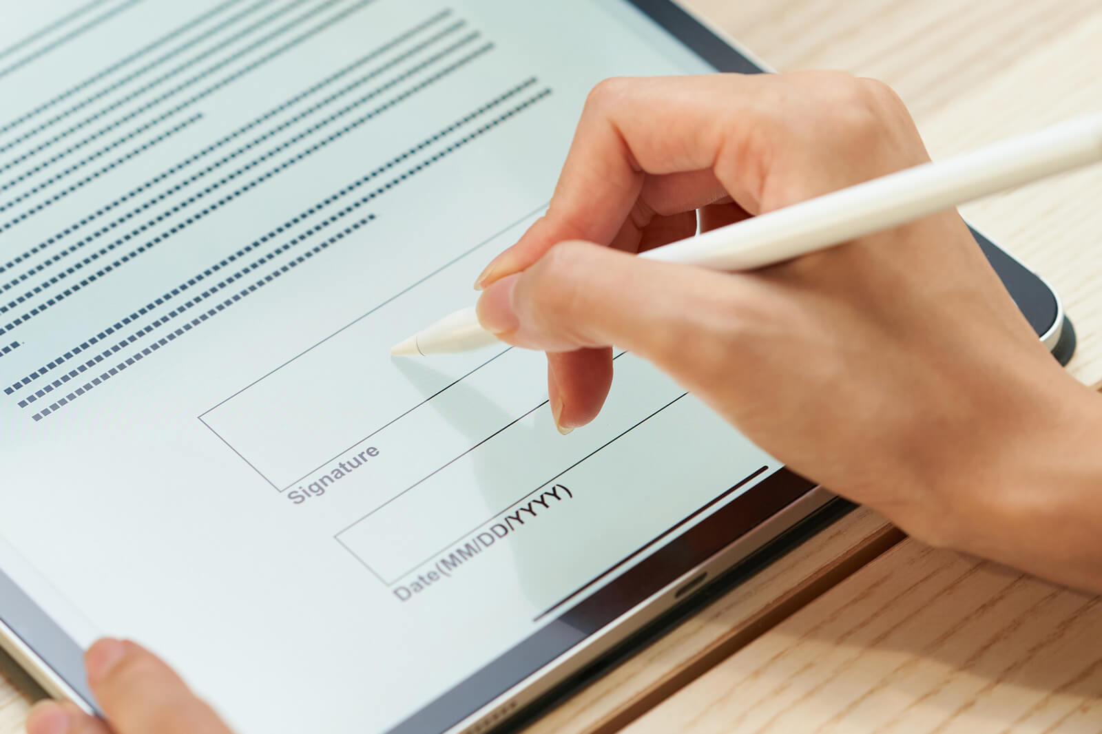 書類にサインをする人