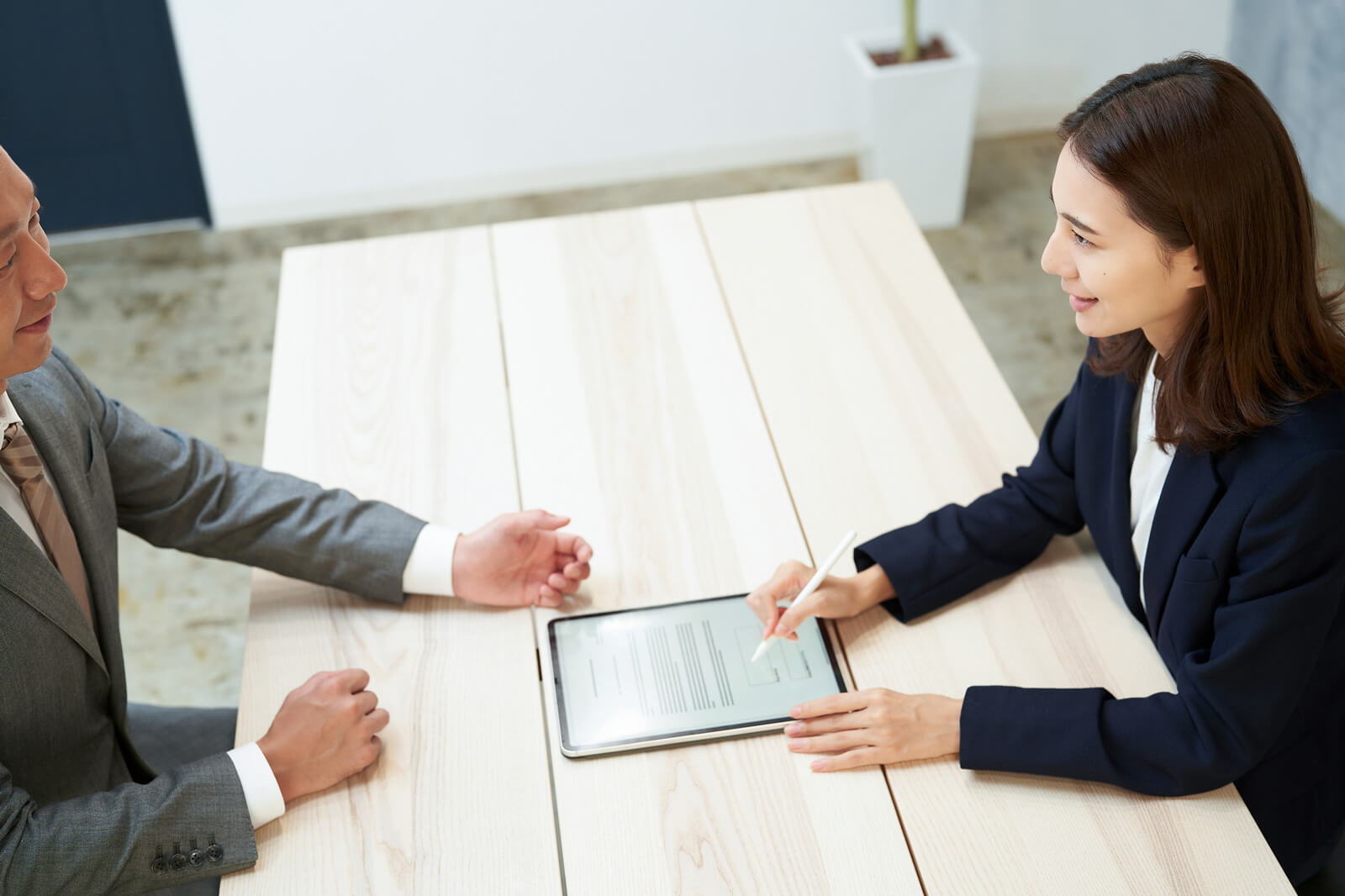 書類にサインをする人達